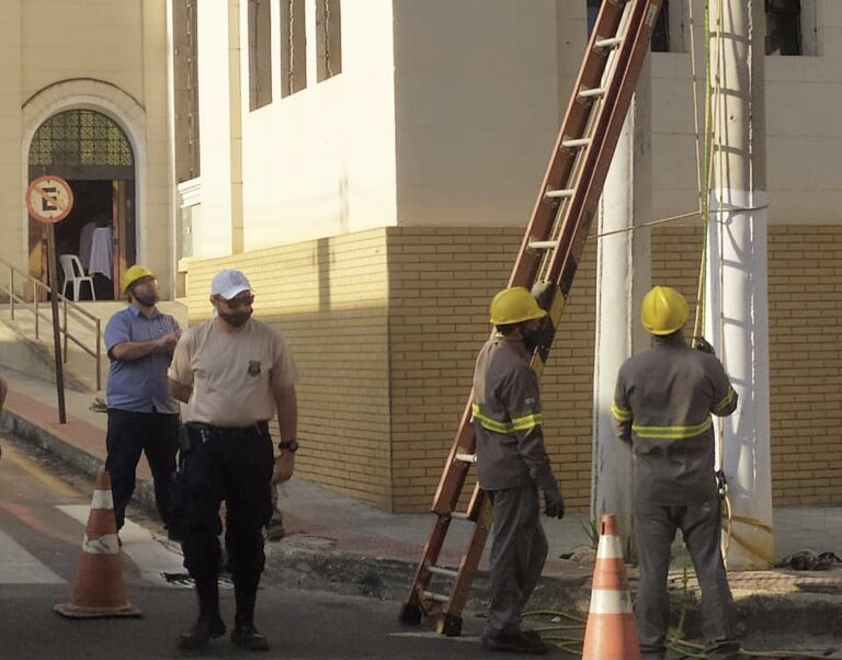 POSTES NO CENTRO DE COLATINA RECEBEM MANUTENÇÃO