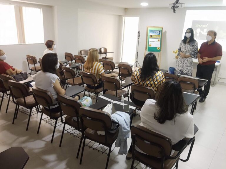 SERVIDORES DO ALMOXARIFADO DA SAÚDE ASSISTEM À PALESTRA MOTIVACIONAL