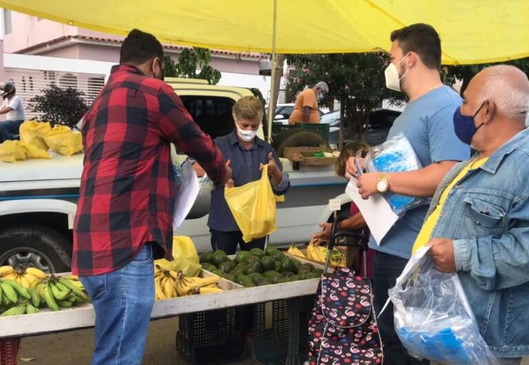 PREFEITURA REALIZA DISTRIBUIÇÃO DE MÁSCARAS NA FEIRA DA PRAÇA SOL POENTE