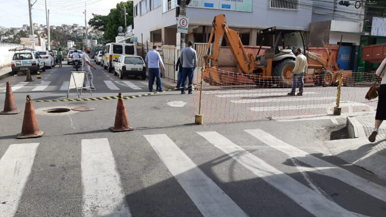 SANEAR REALIZA OBRAS DE AMPLIAÇÃO DA REDE DE ESGOTO NO CENTRO DE COLATINA