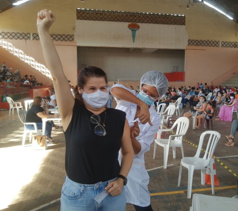 COLATINA FINALIZA VACINAÇÃO DE PROFESSORES DA REDE BÁSICA DE ENSINO