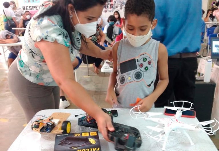 ESCOLA PROMOVE PALESTRA SOBRE ROBÓTICA PARA ALUNOS AUTISTAS