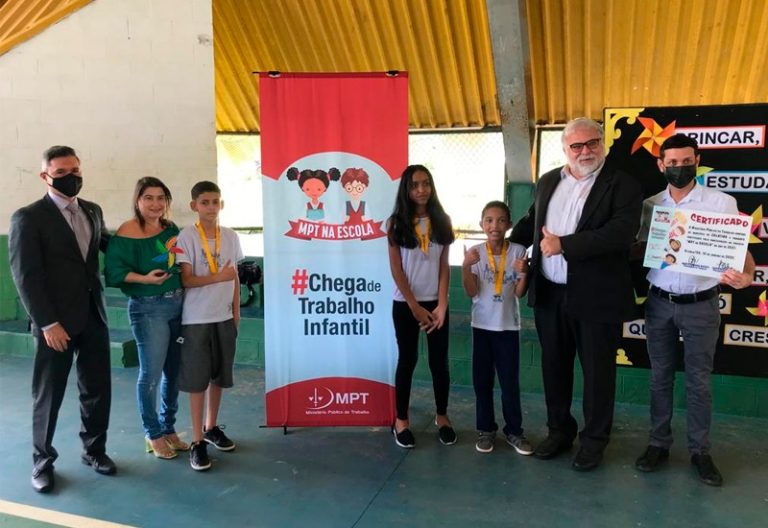 PROJETO MPT NA ESCOLA PREMIA TRÊS ALUNOS DO CAIC DE COLATINA