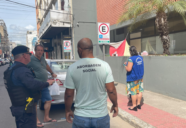 Equipe de abordagem social realiza ação no Centro de Colatina