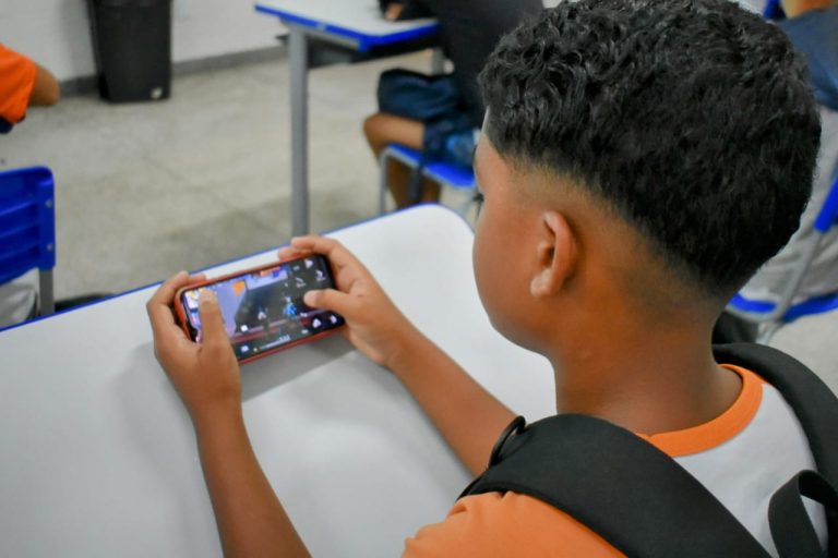 Prefeitura de Colatina segue a lei e vai restringir o uso de celulares nas escolas municipais